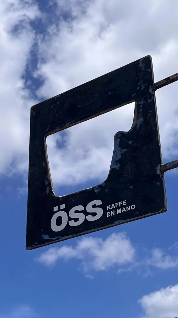 El cartel calado de öss contra el cielo