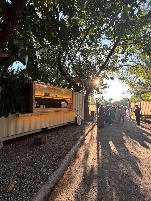El container al atardecer con gente esperando