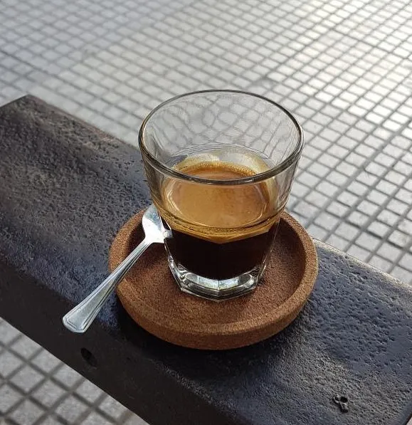 Cortado en vaso sobre la vereda