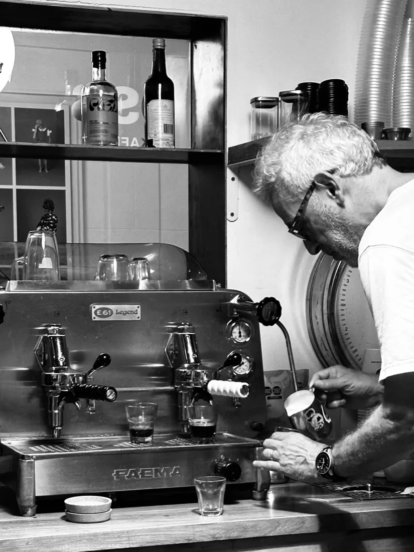 Fernando preparando café en la máquina Faema