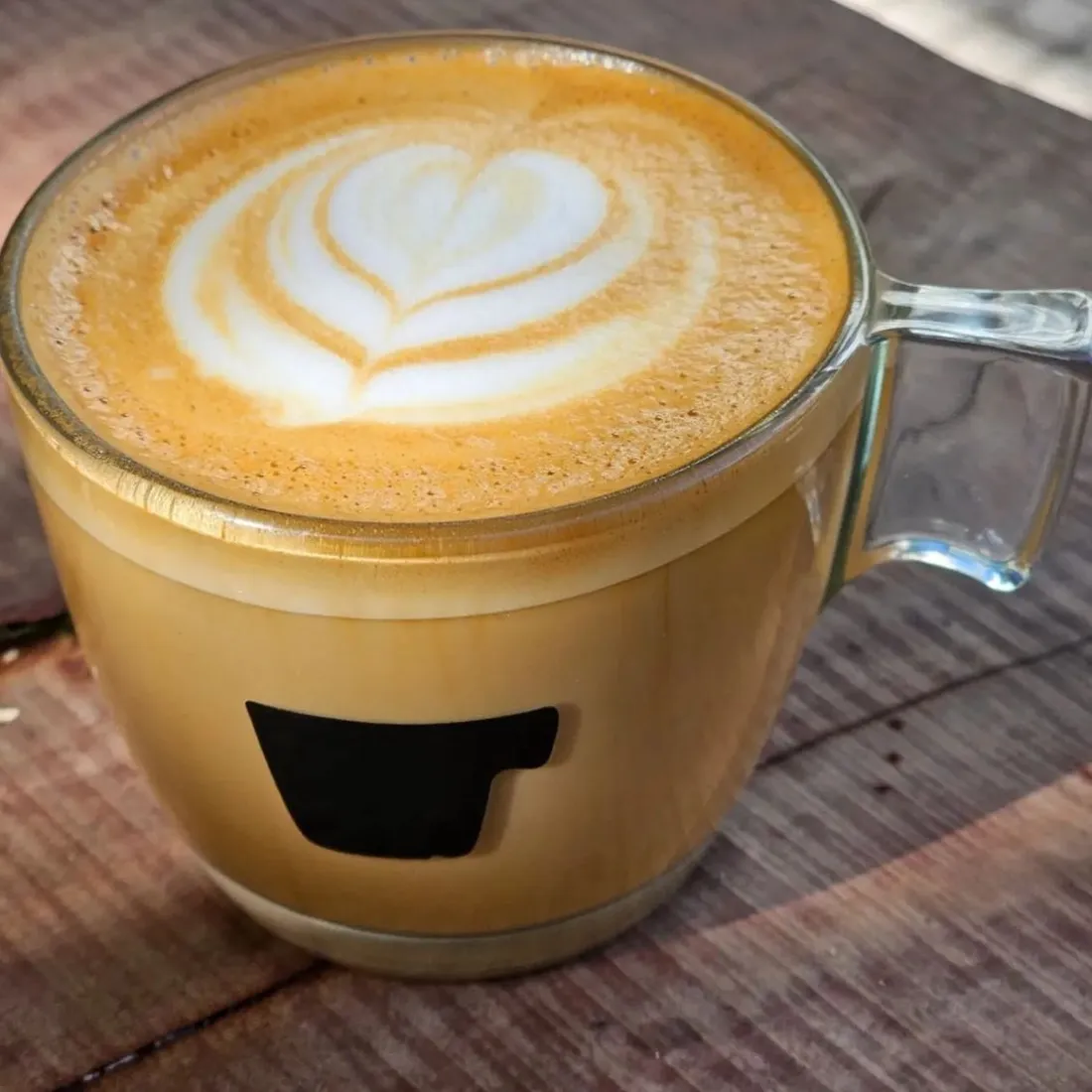 Flat white en taza de vidrio