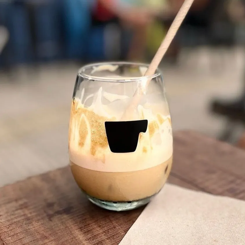 Café frío en vaso de vidrio